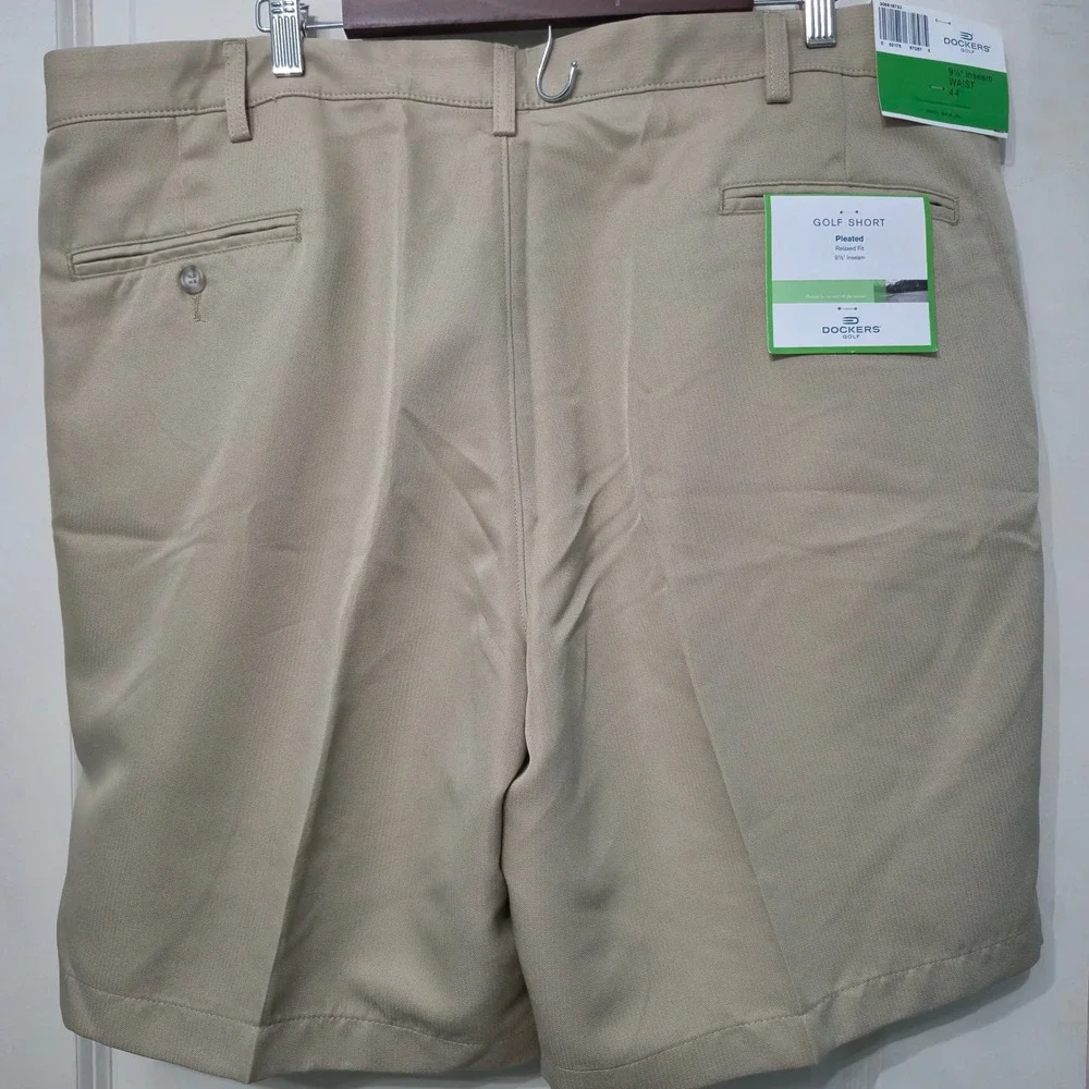 Dockers Golf Mens Tan Khaki Pleated Relaxed Fit Shorts 44 9.5 Inseam NWT